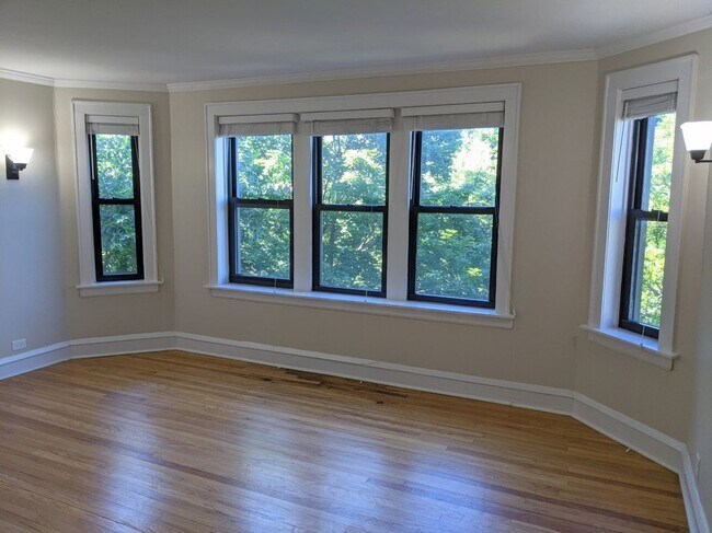 Foto del edificio - 716 Reba Pl