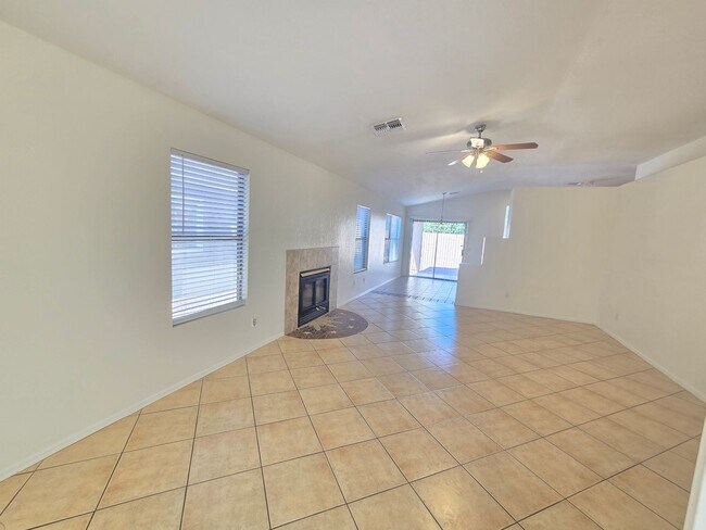 Foto del edificio - 3 Bed / 2 Bath Plus Den Home with 2-Car Garage in Mesa