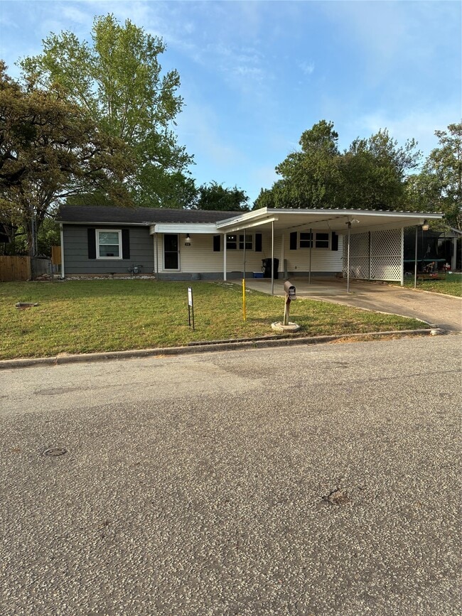 Building Photo - 810 Pecan St