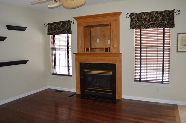 Building Photo - 148 Gladstone Dr