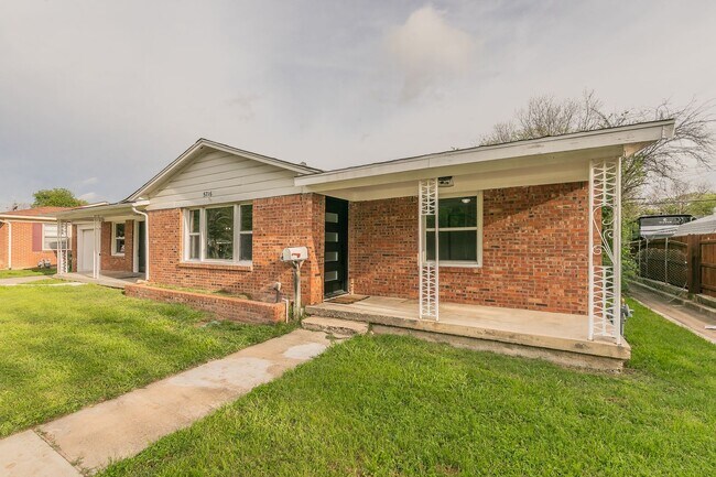 Building Photo - Westworth Village REMODELED 4 Bedroom