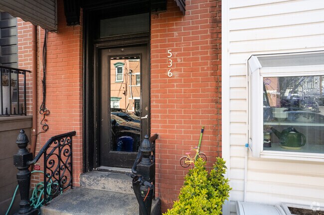 Entrance - 536 Bloomfield St