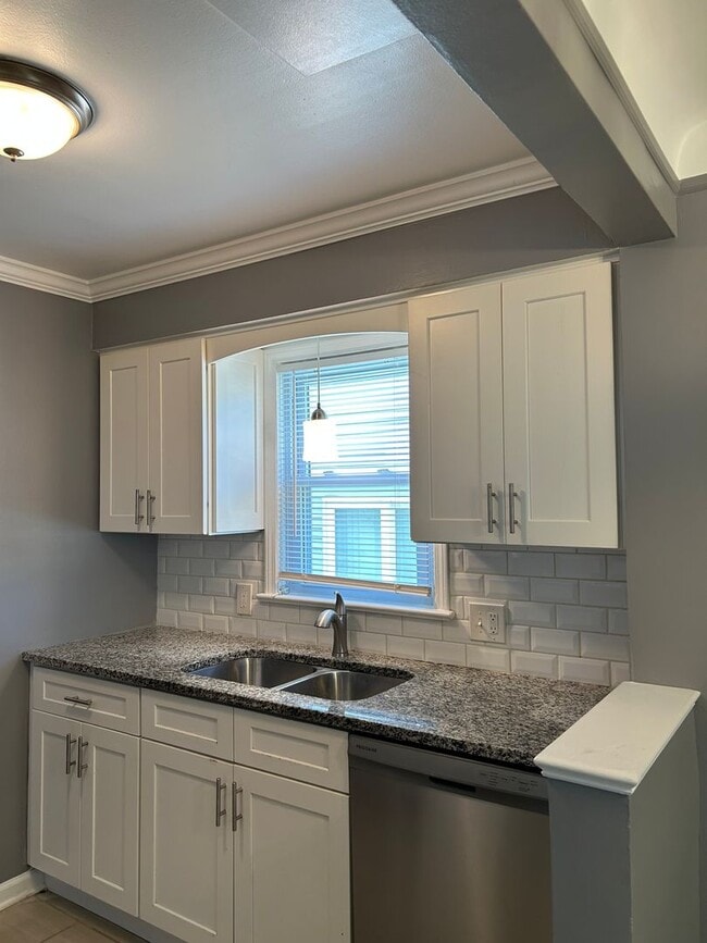 Foto del edificio - Spacious 3-Bedroom, 2-Bath House in South Euclid