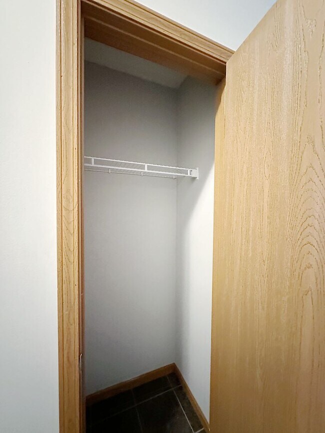 Foto del edificio - STUNNING Pond Views in this 2-Bed, 2-Bath Duplex