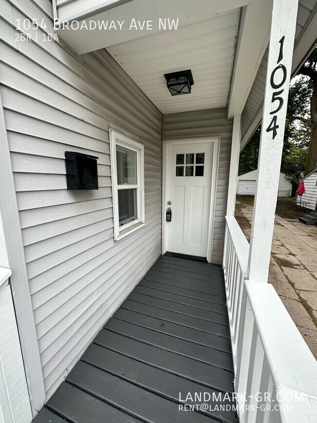 Foto del edificio - Updated 2-3 Bed, 1-Bath – First Month $1,0...