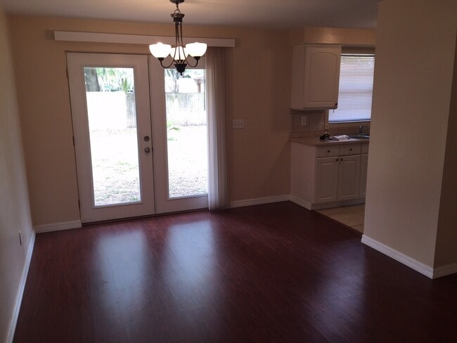 Building Photo - 247 Oakwood Dr