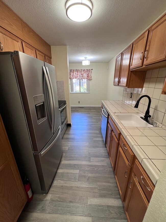 Building Photo - GORGEOUS CONDO UNIT WITH PRIVATE BACK YARD WITH GARDEN SETTING AND 2 PARKING SPACES!!!