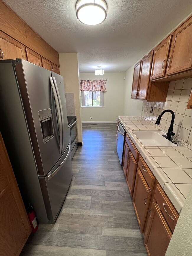 Foto del edificio - GORGEOUS CONDO UNIT WITH PRIVATE BACK YARD WITH GARDEN SETTING AND 2 PARKING SPACES!!!