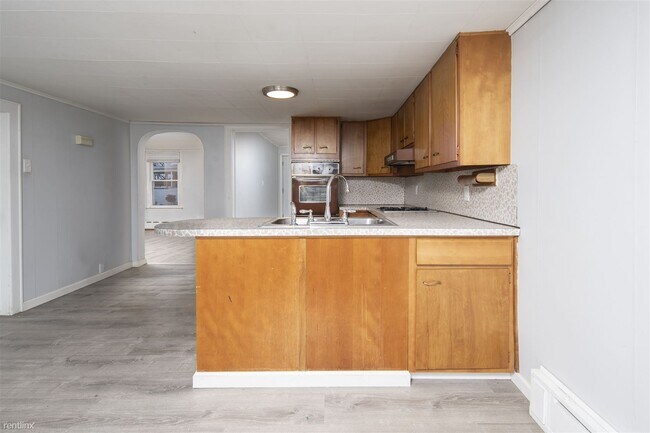 Foto del edificio - 3 br, 1.5 bath House - 700 2nd Ave
