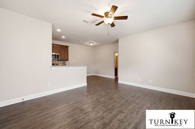 Foto del edificio - Fabulous 3BR/2BA Duplex | 9' Ceilings | Granite Kitchen | Private Fenced Yard!