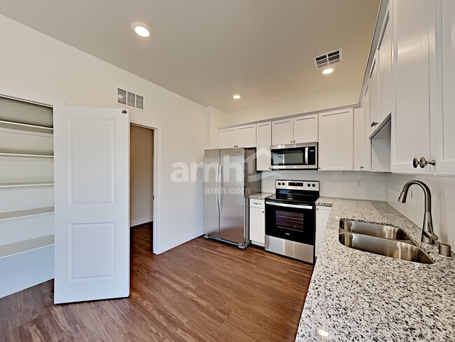 Foto del edificio - 1522 Garden Swing Ave
