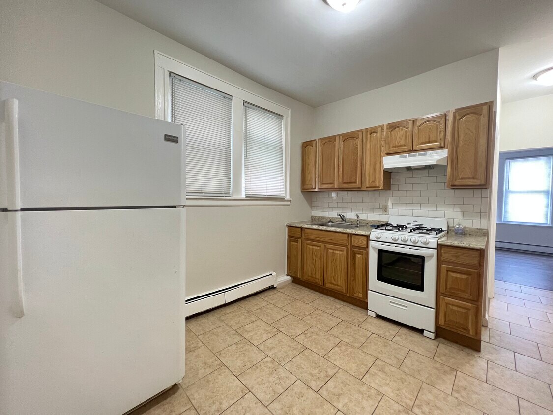 138 W 27th St #2 - 140 W 27th St