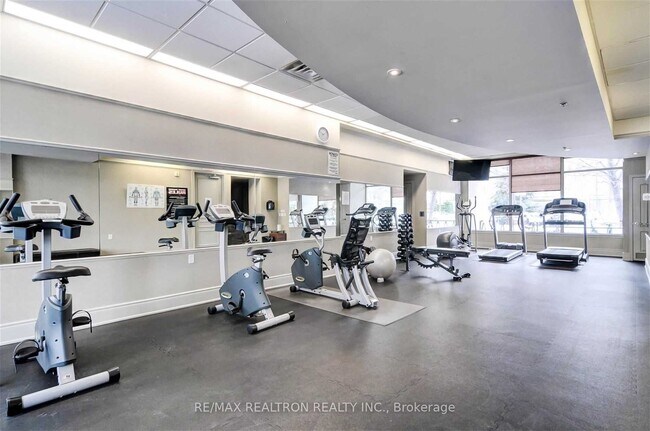 Building Photo - 935 Sheppard Av W