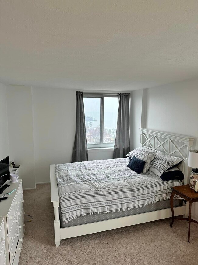 Foto del edificio - 12900 Lake Ave