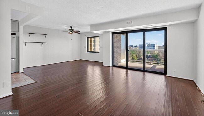 Foto del edificio - 307 Yoakum Pkwy