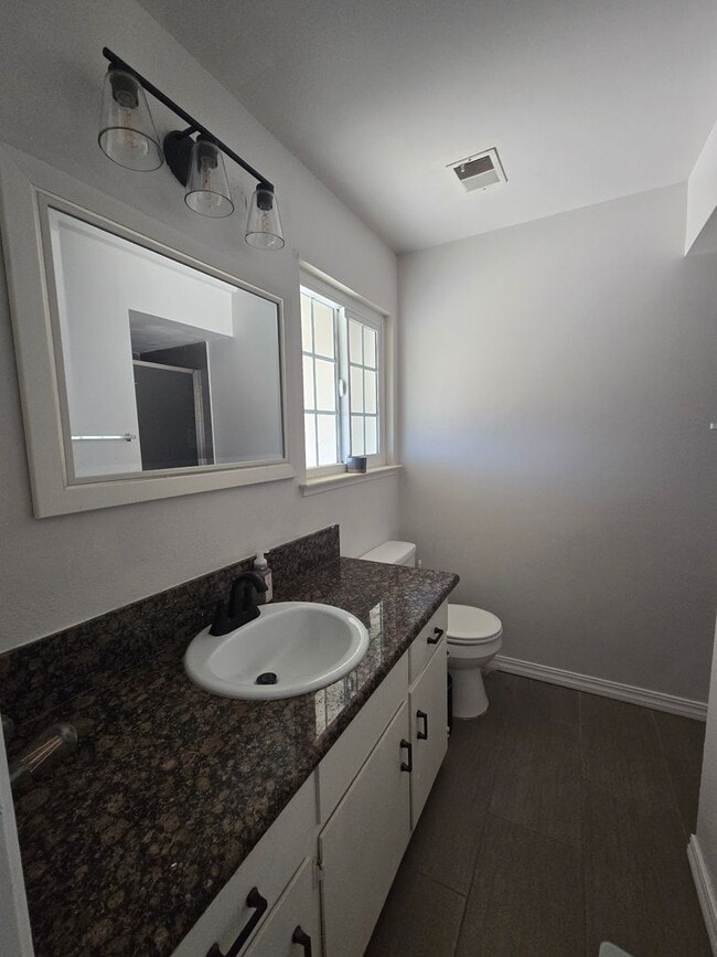 Building Photo - 3 BR 2 BA Available Now