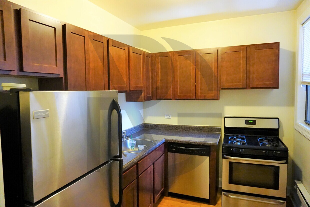 Foto principal - 3732 N Pine Grove Ave