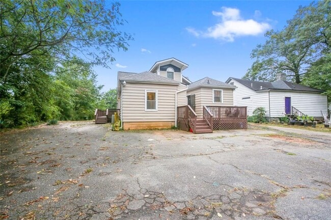 Building Photo - 2992 Memorial Dr SE