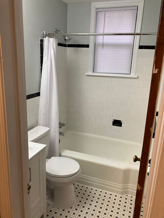 Foto del edificio - 613 Hamlin St NE