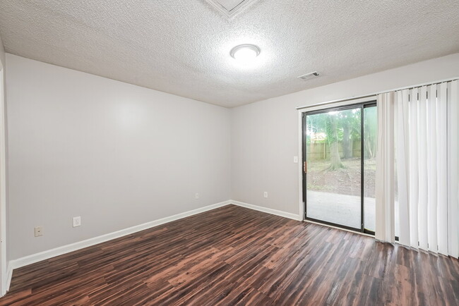 Foto del edificio - 5009 Hawthorne Ct