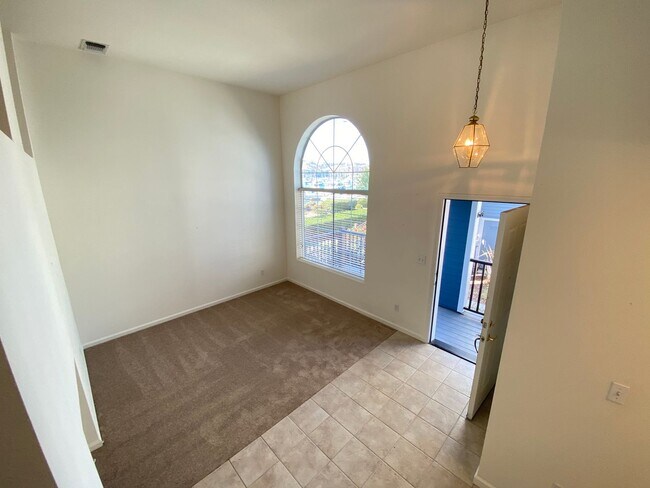 Foto del edificio - 3 Bed 2.5 Bath Townhouse W/ Attached Garage In Portside Village
