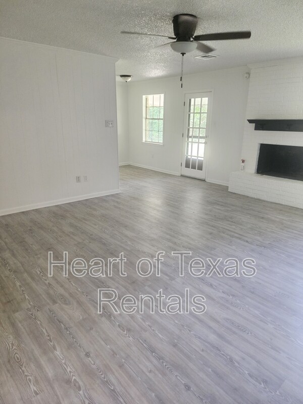 Building Photo - 465 Cranbrook Dr