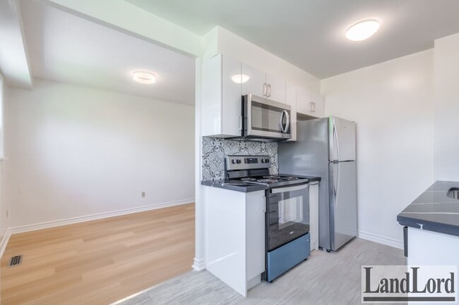 Building Photo - 2830 Midland Ave