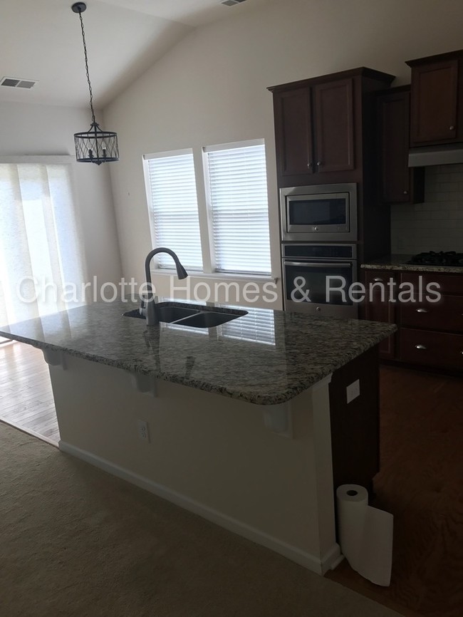 Building Photo - Spacious Walnut Creek Home