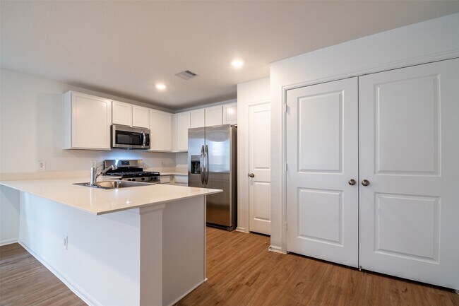Building Photo - 1508 Las Cuevas Dr