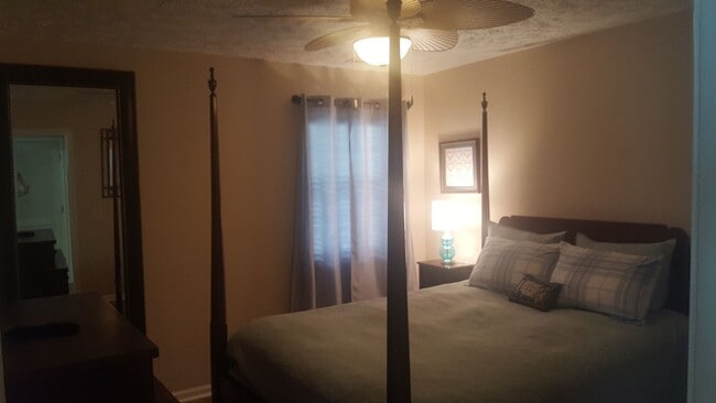 Building Photo - Nicely furnished 2 bedroom condo in River Oaks