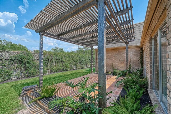 Foto del edificio - 2223 Kinbrook Dr