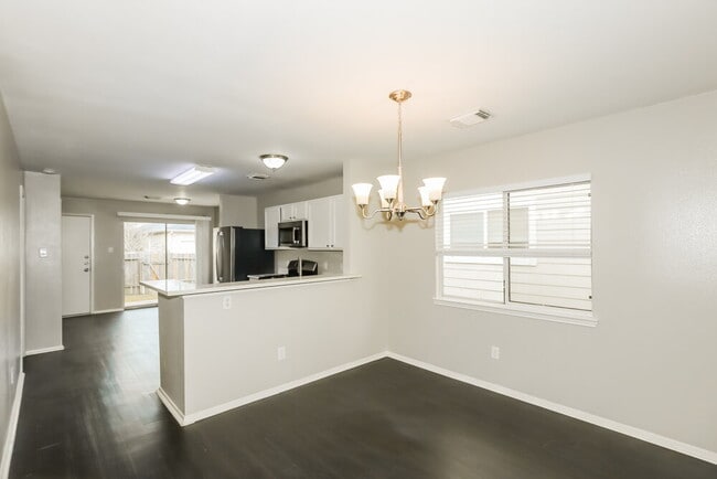 Foto del edificio - 6154 Settlers Lake Cir E