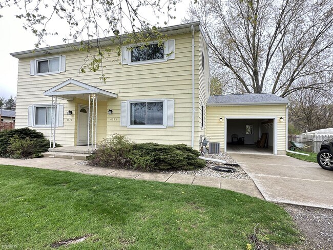 Foto del edificio - 2 br, 1.5 bath Duplex - 6322 Wells Rd