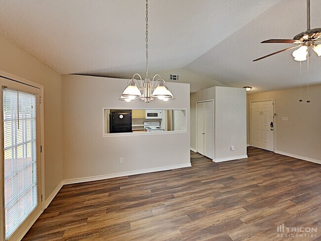 Foto del edificio - 4628 Moss Rose Dr