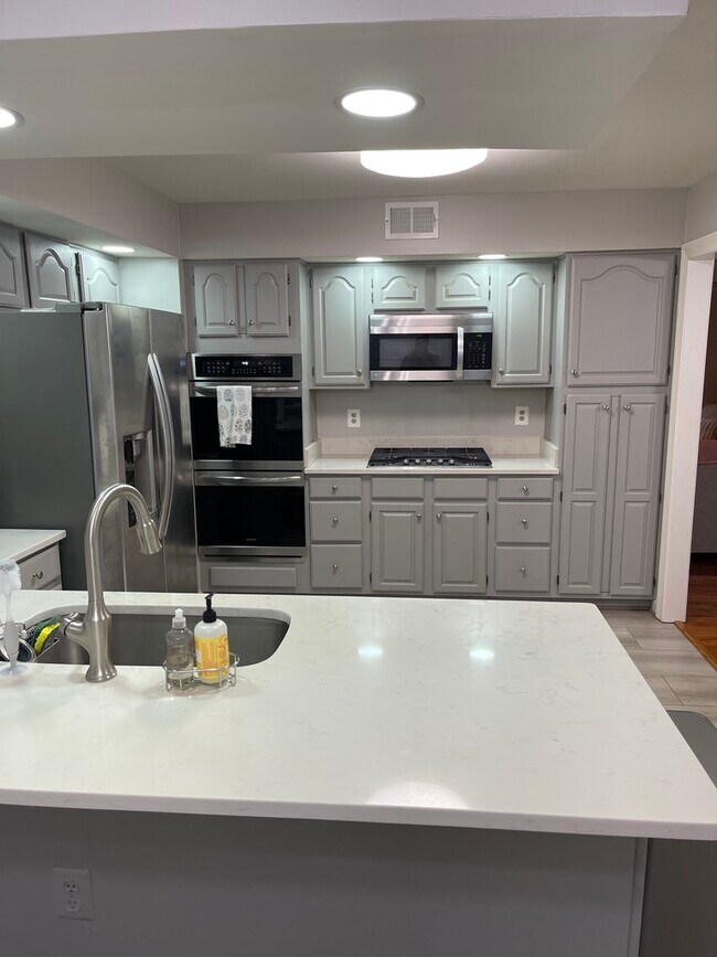 Kitchen - 2100 Bobbyber Dr