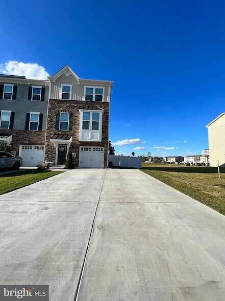 Building Photo - 112 Roundstone Run