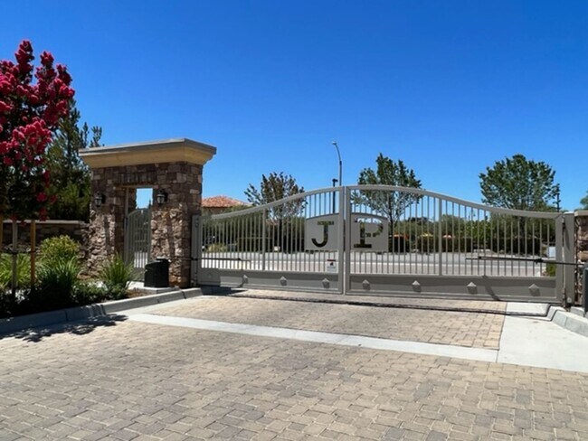 Building Photo - Exquisite 3 bed 2 bath luxury home in JP R...