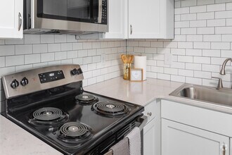 Kitchen Range - Harbour Lake Apartments
