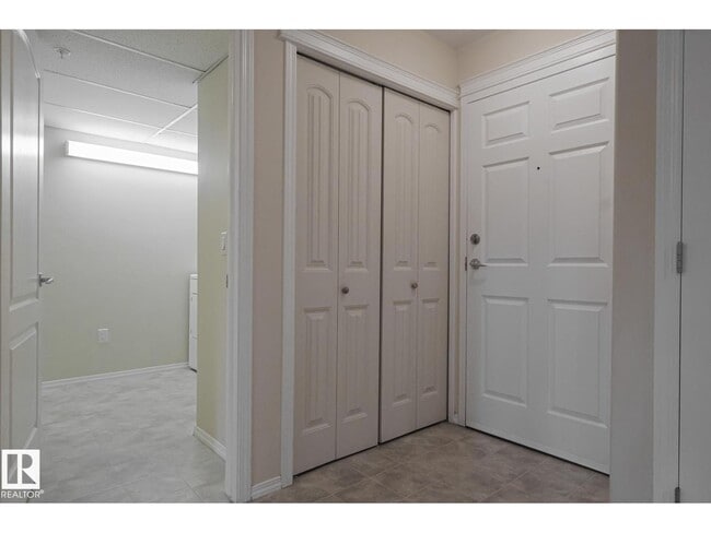 Building Photo - 261 Youville Dr E Northwest