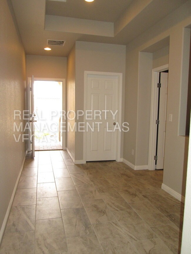 Building Photo - 5749 Country Lake Ln