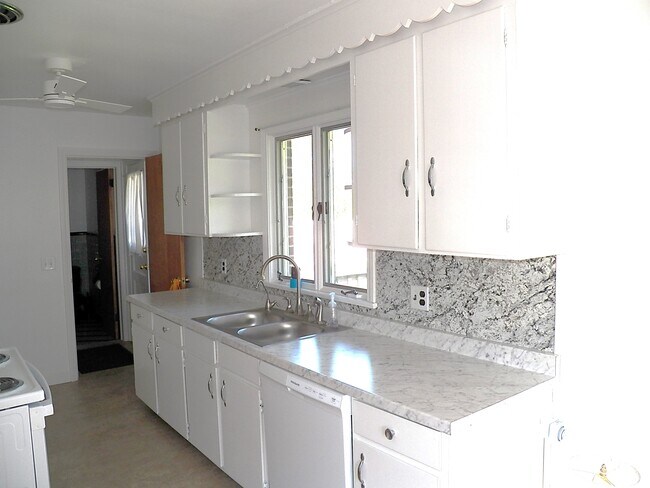 Building Photo - 2628 Ridgeway Ave