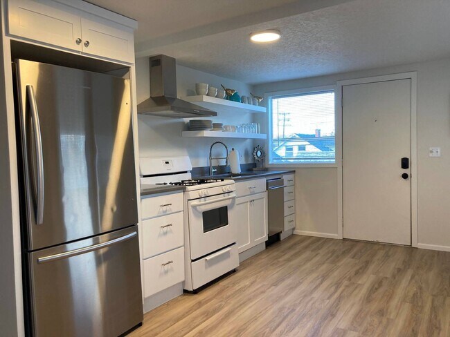 Building Photo - 3 br, 1 bath House - 777 W 10th Ave  B