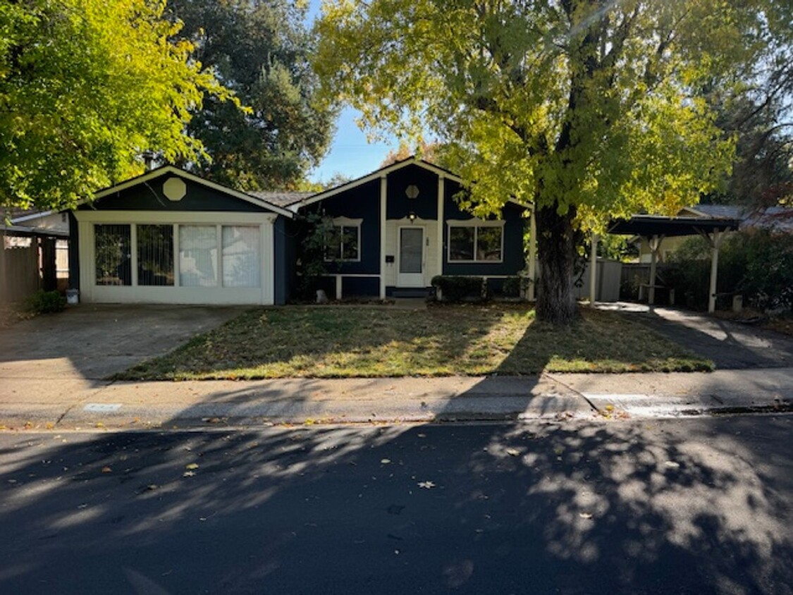 Foto principal - 3 bedroom home near Sacramento River Trail