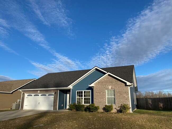 Foto del edificio - Beautiful 3 bed 2 bath home with Bonus room! Close to shopping and Ft. Campbell.
