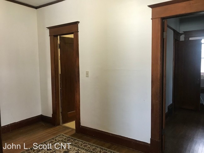 Building Photo - 1 br, 1 bath Apartment - 702 W 2nd St. #2