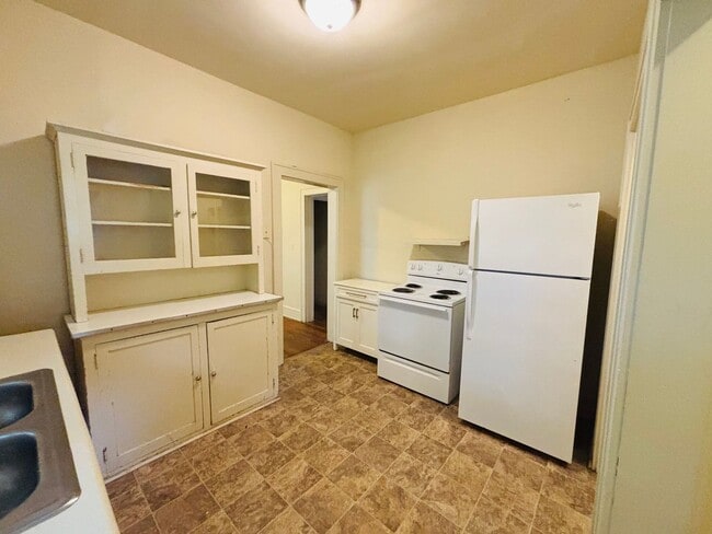 Photo - 901 S Main St Apartment