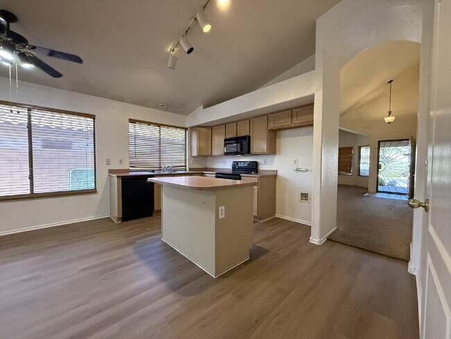 Building Photo - "Charming 3-Bed, 2-Bath in the beautiful Crystal Gardens Lake Community  – Your Perfect Home Awai...