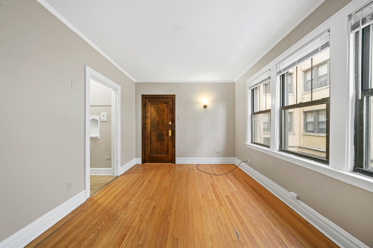 Foto principal - Sunny, Convertible Studio with Two Rooms a...