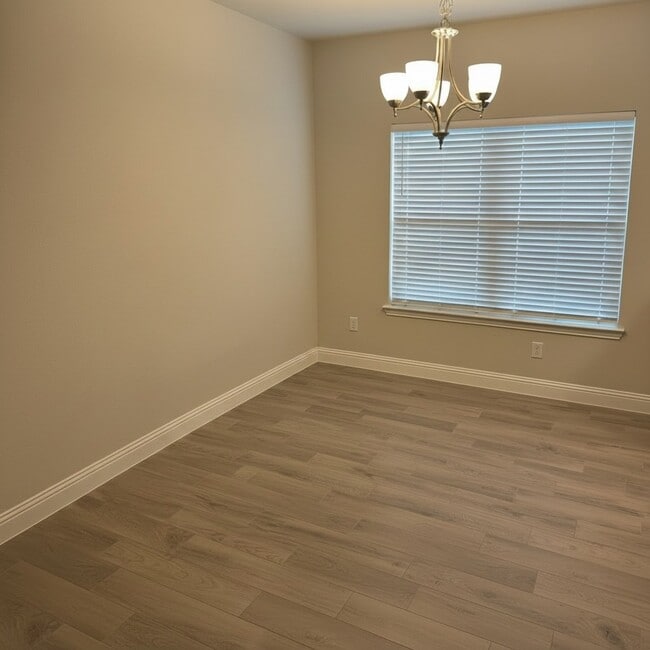 Building Photo - 337 Daleview Dr