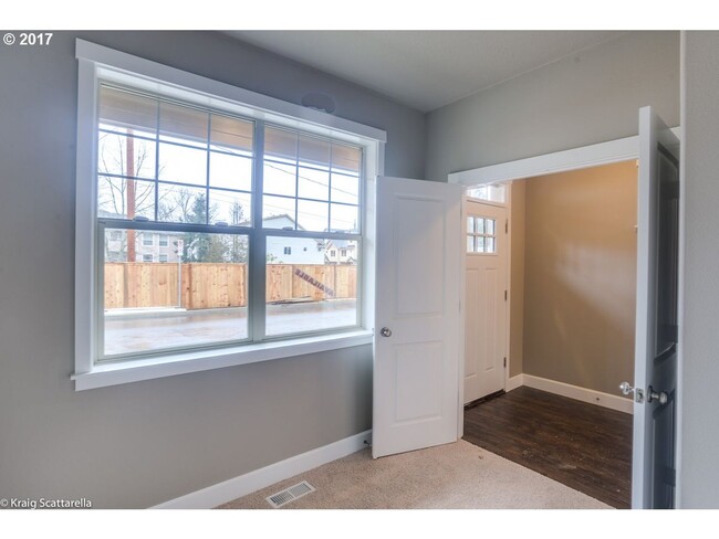 Building Photo - 4 Bedroom Home w/ Office! Built in 2017!